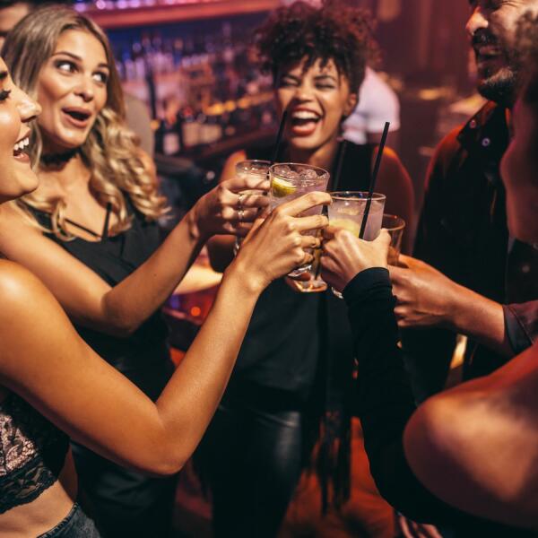 El Recorrido Ideal por el 'English Strip' de Benidorm: Dónde Empezar la Noche